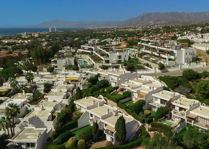 Modern Townhouse With Private Heated Pool Near Cabopino In Artola, Casa vacanze